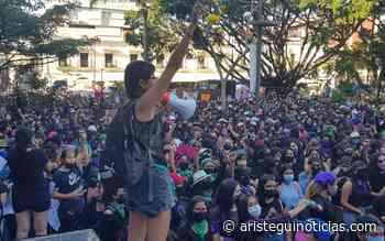 Miles de mujeres salen a marchar en Cuernavaca para exigir un alto a la violencia feminicida - Aristegui Noticias