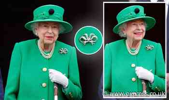 Queen appeared on Buckingham Palace balcony in £120k brooch - hidden meaning behind jewel - Express