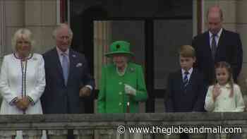 Video: The Queen greets crowds from Buckingham Palace balcony - The Globe and Mail