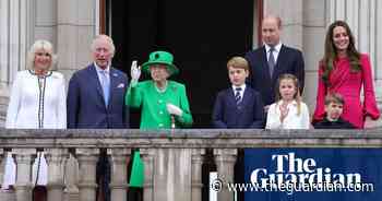 Queen appears on Buckingham Palace balcony at end of platinum jubilee celebrations – video - The Guardian