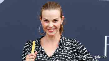 Seidentuch als Oberteil binden? So einfach geht der Mode-Trend des Sommers - Gala.de