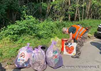 I volontari di Strade pulite all'opera a Busto Arsizio, nella zona di Sacconago - varesenews.it