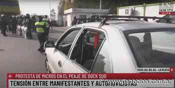 Autopista Buenos Aires-La Plata: le rompieron los vidrios a un auto durante la protesta de colectiveros - LA NACION