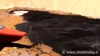 Sversamento in spiaggia a Francavilla al Mare, liquido scuro finisce in mare [VIDEO] - ChietiToday