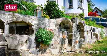 Braunfels: Eine Klagemauer aus Grabsteinen im Garten - Mittelhessen