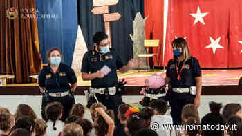 La polizia locale consegna ai bambini la "patente del buon pedone"