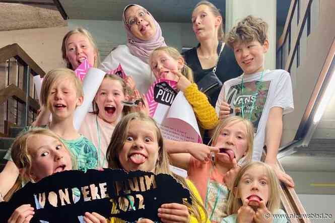 Lisa (11) wint Wondere Pluim voor haar schrijfkunsten, school De Evenaar neemt scholenaward mee naar huis