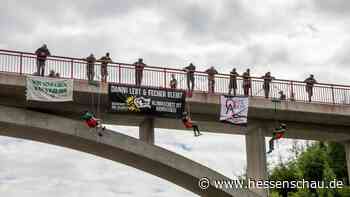 A4-Sperrung bei Bad Hersfeld: Autobahngegner demonstrieren gegen Grünen-Politik - hessenschau.de