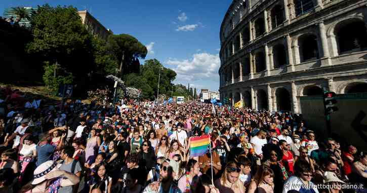 Roma Pride, migliaia di persone in piazza per i diritti lgbt+. La madrina Elodie si esibisce sul carro: “Siamo dalla parte giusta”