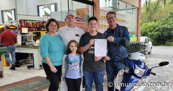 Moto 0km de promoção da CDL de Brusque é entregue ao ganhador em Botuverá - O Município