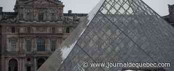 Trafic de faux billets devant le musée du Louvre à Paris