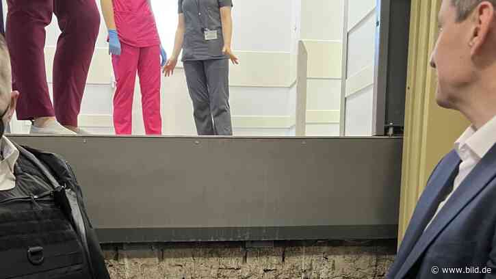 Schock bei Ukraine-Reise: Lauterbach steckt im Fahrstuhl fest - BILD