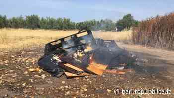 Bari, abbandona rifiuti ingombranti in strada San Giorgio Martire e gli dà fuoco: beccato e denunciato - La Repubblica