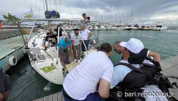 Bari, per i malati Sla una giornata in barca a vela: "Sono 11 anni che non sentivo la pioggia, è bellissimo" - La Repubblica