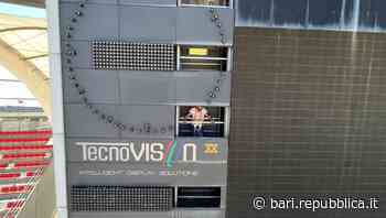 Bari, nello stadio San Nicola addio ai vecchi tabelloni: in questi giorni vengono smontati pezzo per pezzo. In arrivo i led wall - La Repubblica