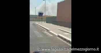 Bari, vasto incendio vicino al centro commerciale Santa Caterina. Chiusa uscita 10/B della SS16 - La Gazzetta del Mezzogiorno