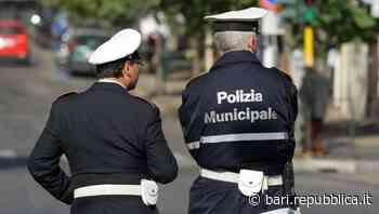 Bari, decine di auto in sosta vietata davanti alla stazione: pioggia di multe in piazza Moro. I vigili: "Cons… - La Repubblica