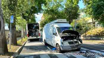 Scontro pullman-furgone in viale Miramare a Trieste, un ferito e traffico bloccato - Il Piccolo