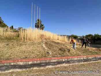 Giarre, volontari altruisti ripuliscono largo Cismon del Grappa - Gazzettinonline