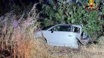 Auto sbanda e finisce fuori strada a Crotone: una ragazza estratta dalle lamiere - Gazzetta del Sud - Edizione Catanzaro, Crotone, Vibo