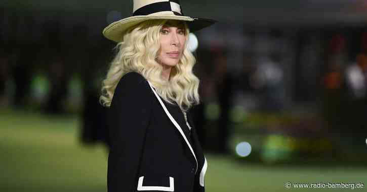 «Chersace»: Popstar und Designerin mit Pride-Kollektion