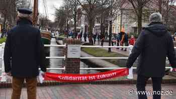 Appell für Solidarität: Corona: Hunderte bilden eine Menschenkette am Hauptkanal in Papenburg - NOZ