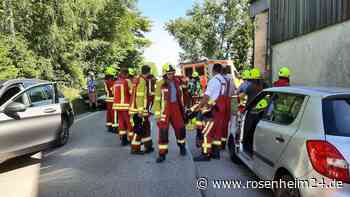 Missglückter Überholversuch: Auto landet in Acker - Stau bei Bad Feilnbach