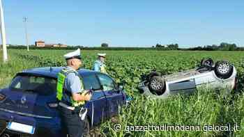 Savignano. Due auto fuori strada, una si rovescia - La Gazzetta di Modena