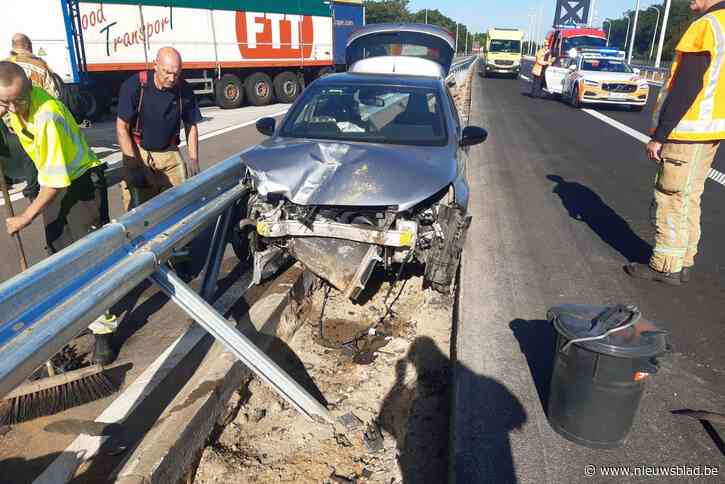 Auto belandt tussen vangrail en weg na kop-staartbotsing op E314 in Maasmechelen