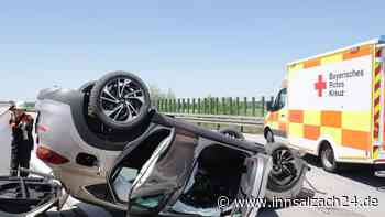 Auto überschlägt sich auf A94 bei Ampfing - Autobahn wieder teils befahrbar