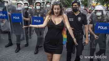 Ankara - Türkische Polizei geht mit Tränengas gegen CSD an Universität vor - BILD