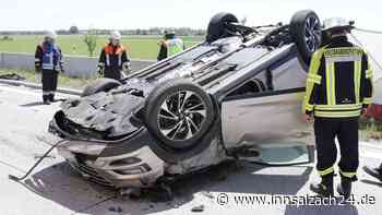 Spektakulärer Unfall auf A94 bei Ampfing: Auto überschlägt sich