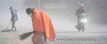 EN IMAGES | Une ville des Philippines recouverte de cendres après l'éruption d'un volcan