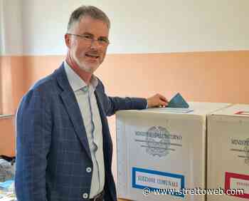 Elezioni Comunali, Marco Santoro al voto con la famiglia nella sezione di Ferrito | FOTO - StrettoWeb