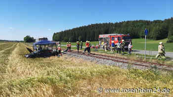 Auto von Zug erfasst: Person schwer verletzt - St2092 gesperrt