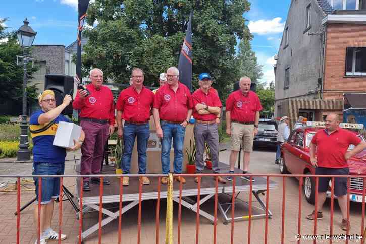 Elfstedenronde warm ontvangen op dorpsplein