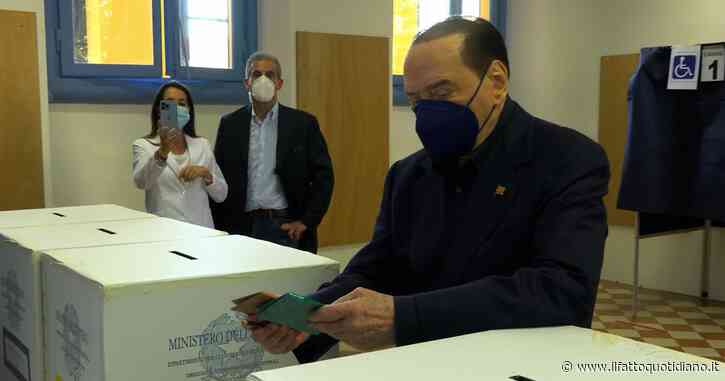 Referendum, Berlusconi si dimentica una scheda ed è costretto a rivotare: “Me ne ha date solo quattro…”