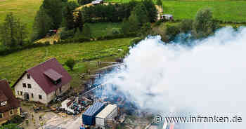 Scheunenbrand im Kreis Ansbach: 160 Einsatzkräfte vor Ort - hunderttausende Euro Schaden - inFranken.de