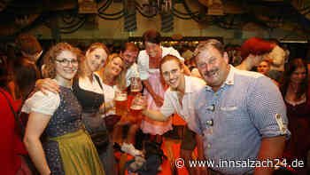 Ausgelassene Stimmung am Samstagabend auf dem Kraiburger Volksfest