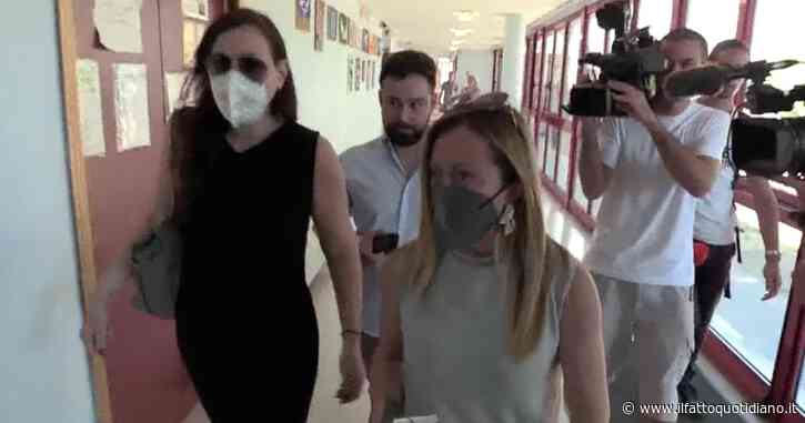 Referendum, Giorgia Meloni arriva al seggio e si lamenta della mascherina: “Una follia”. Ma i presenti le fanno notare che non c’è l’obbligo