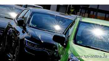 Bereits rot angelaufen: Einjährige von Polizisten aus überhitztem Auto befreit