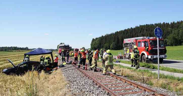 Auto kollidiert mit Zug: Fahrerin schwer verletzt
