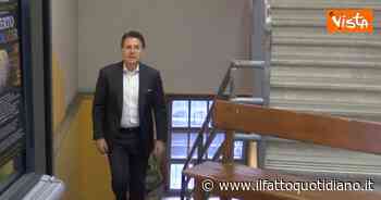 Referendum giustizia, Conte scherza con i giornalisti all’arrivo ai seggi: “Vi state annoiando eh?”