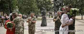 Deux jeunes couples de soldats ukrainiens se sont dit «oui» au son des sirènes