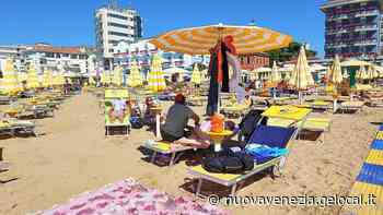 Jesolo: merce abbandonata tra gli ombrelloni dagli abusivi in fuga - La Nuova Venezia