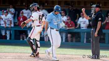 Slavens' walk-off hit lifts Arkansas over UNC 4-3, to CWS