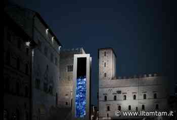 Todi, tra palazzi medievali e cisterne romane l'opera di Fabrizio Plessi in piazza « ilTamTam.it il giornale online dell'umbria - Tam Tam