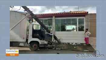 Caminhão sem freio desce rua e bate em casa em Biritiba Mirim - Globo.com