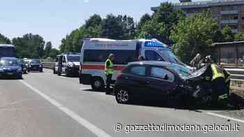 Modena, entra in tangenziale da un prato e si schianta - La Gazzetta di Modena