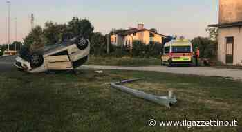 Si cappotta con l'auto e finisce in un prato: giovane ricoverata in gravi condizioni - ilgazzettino.it